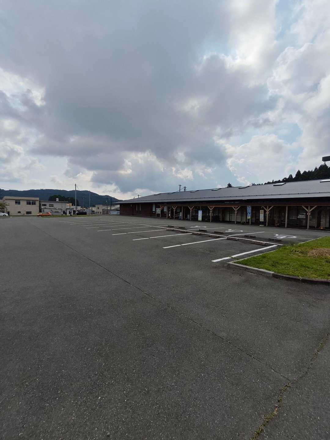 駐車場は僕ともう一台だけ。
トイレもあります。