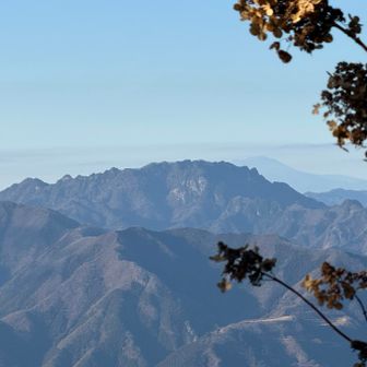 霧藻ヶ峰から両神山
