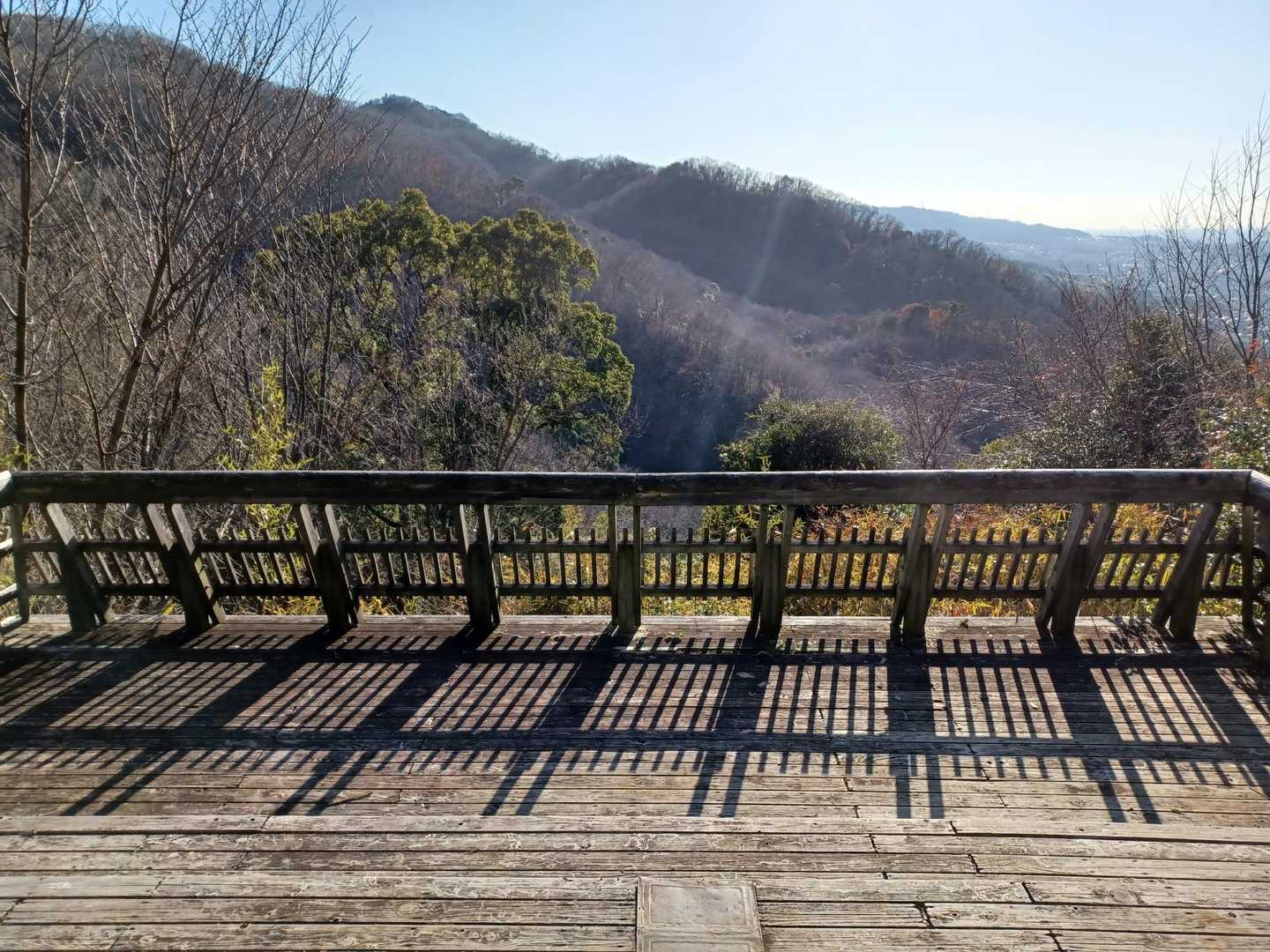 もう少し下ると舞台のような、展望台のような場所がありました