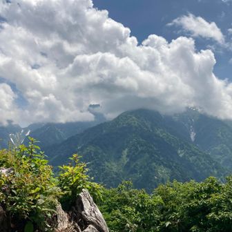 山頂は真っ白だけど、マッチ箱だけ雲の中から見えていてそれもかっこいい😎

マッチ箱、どこかわかりますか？
