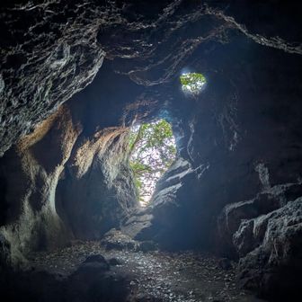 洞窟の中から