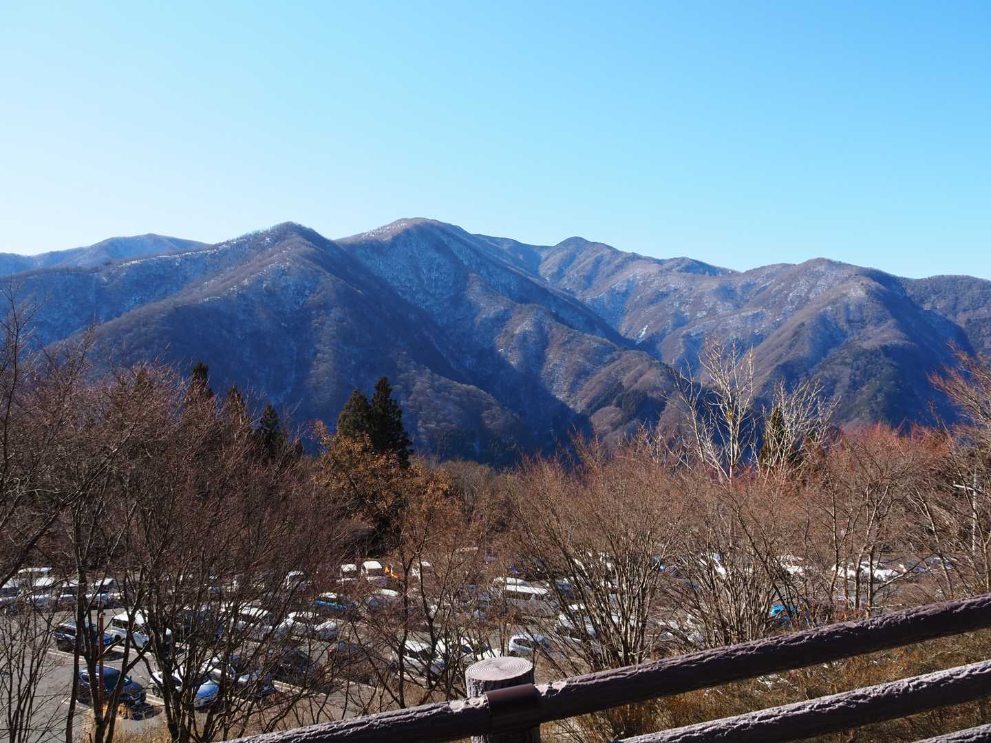 周りの山々は雪で白くなっています。