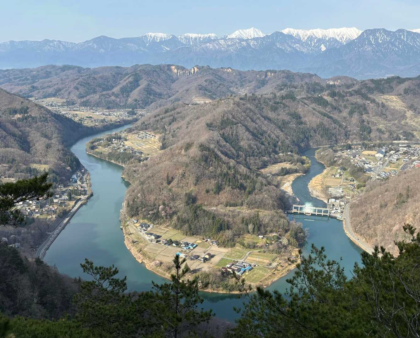 京ヶ倉 | 蛇行する犀川と北アルプスが連なる絶景をめざし、手強い岩稜を越えるの写真