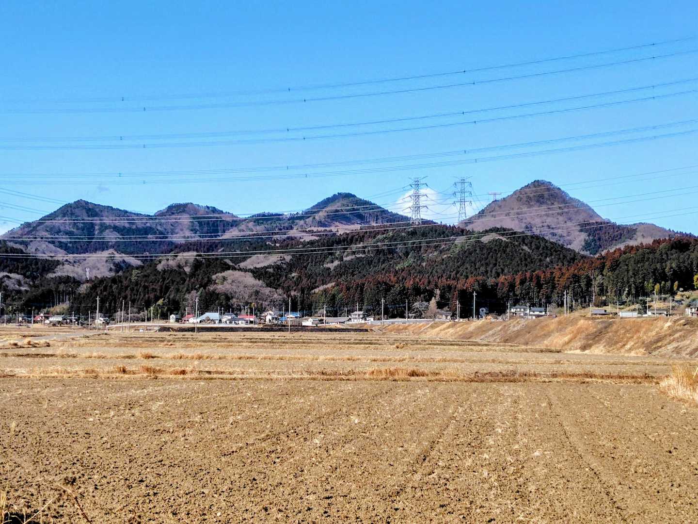 黒戸山の登山口からは長い長い舗装路歩きでした🥲　帰りが長いので無理して周回にする必要ないかなっていうのが正直な感想です😅
途中見えた宇都宮アルプス🎶　左から榛名山～男山～本山～飯盛山なのかな❓🤔　飯盛山は特徴的でわかりやすいです。どうりできついはずです😁