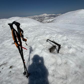 山頂標識は見当たらず
この枠みたいなのは何だろう⁉️🤔
