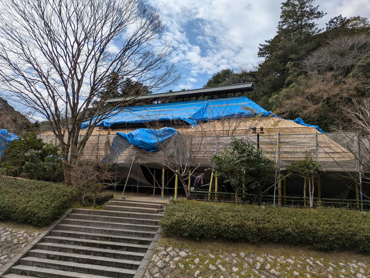 立派な茅葺き屋根
ちょっと食べに来たくなりますね〜
いつも久原の(茅乃舎)のだし使っているのでここなんですね〜
びっくりしました〜
里山で旬の素材を大切にお出しされてるそうです〜