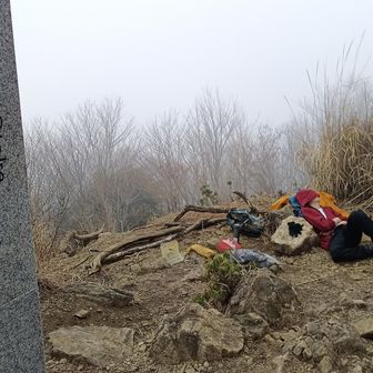 何も見えない大岳山🤣、すぐにフテ寝？の孫💤