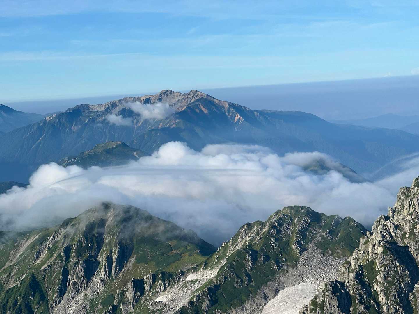 3000m峰三座と神域、黒部湖を見下ろす立山三峰周回の写真