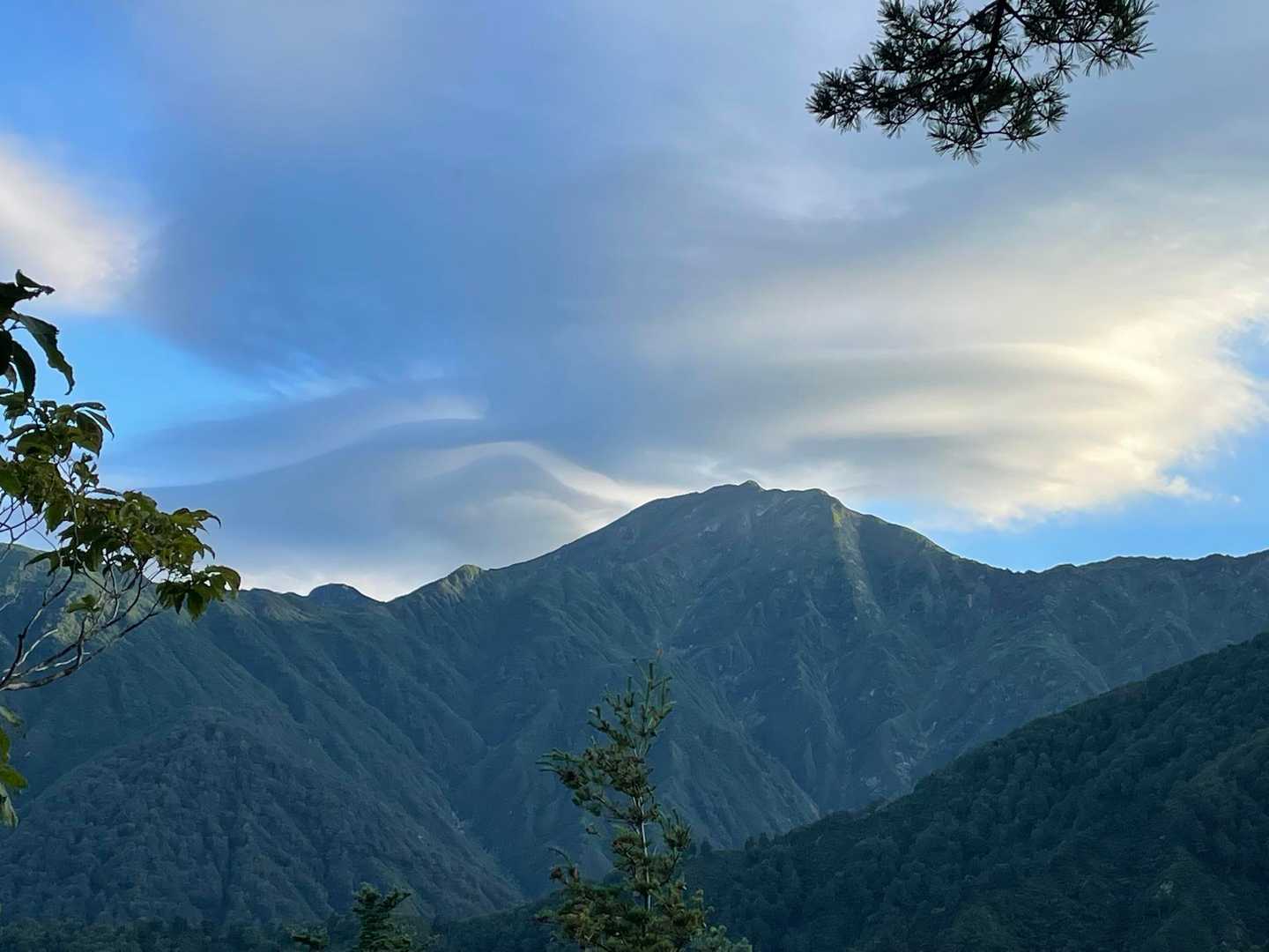後ろを振り向くと、どっしりと中ノ岳❣️
今日も御立派✨