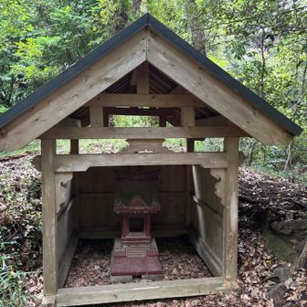 この裏側は登山道なので分かりにくい