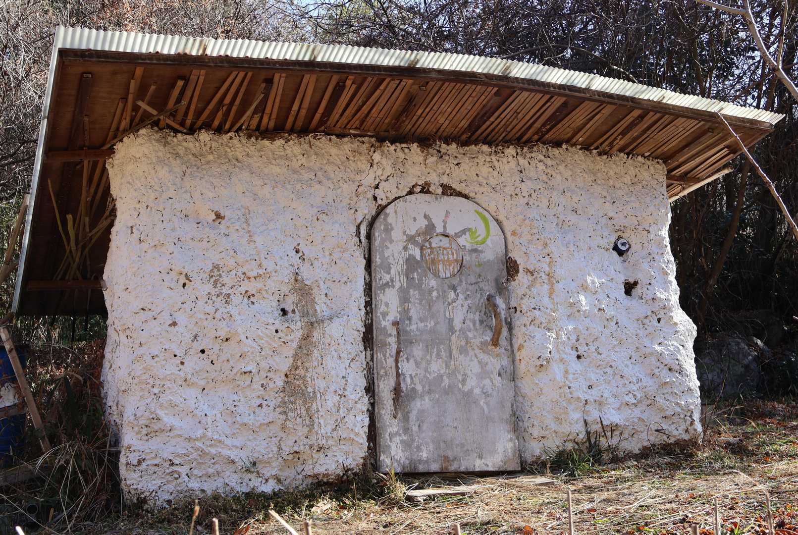 白壁の小屋