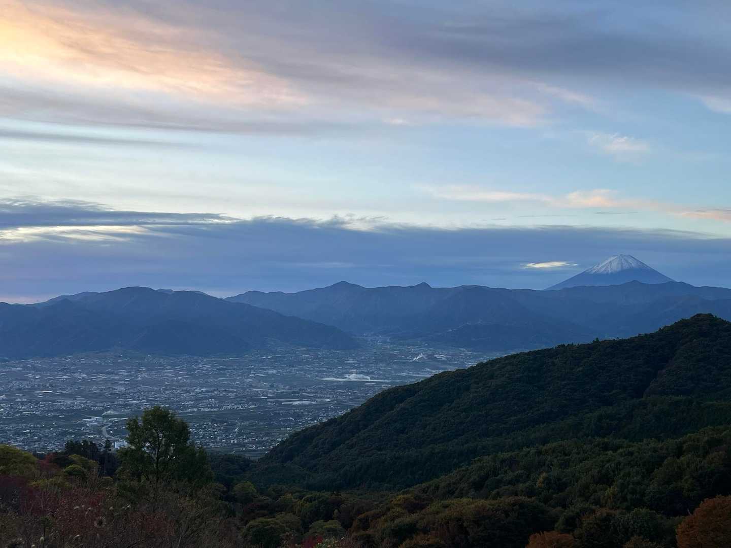 甲府盆地がキレイ🎵
こんな景色を見ながら、露天風呂に私も入りたい！と何度も思いながら歩いてます🤣