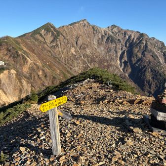 冷乗越からの鹿島槍ヶ岳、左に冷池山荘