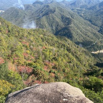 うさぎ岩の上。足がすくむ