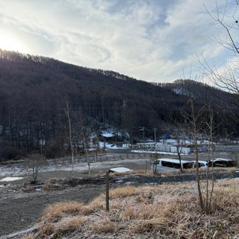 🅿️平日で車少なめ
でも県外車ばかり！

下山後…
実家に寄ろうして母に電話しても電話に出ない😔
温泉入って帰ろう思ったら高遠の「さくらの湯」の営業は12時からだった😔
じゃあ山友さんが映っているという映画を観に行こうと調べたらすごくちょうどいい時間に上映があった🙌
