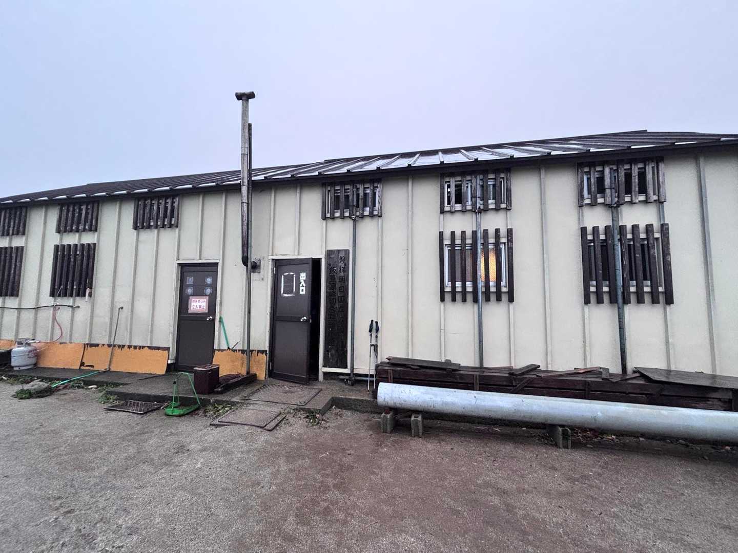 感動して足が軽くなって最後はあっとゆぅまに切合小屋🛖着🫡

でも小屋についてめちゃトラブル🤷
予約して確認の電話3回も入れて頂いていたにも関わらず、予約来週にされておった🤷

どうやら予約受けた方、かなりの
トラブリュウの方。
今後、予約時はS氏にはお気をつけ下さい🤣
私たち以外も多数の間違いがありました。

でもなんとか泊まれてトラブルも笑笑の思い出

この後、雨ジャカジャカ降って本山トライは
諦めました😭天気予報完全ハズレ😭
本山トライ中止って言われてちょっとホッとするあたし。だってさらなる岩岩、しかも雨。怖かったのよぉ🤣

その代わり？のワイワイお酒🥃楽しかったぁ