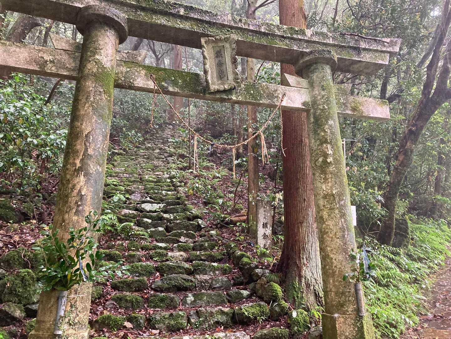 ソウシテ明日モ　
ワタシハヤマニノボリタイ。