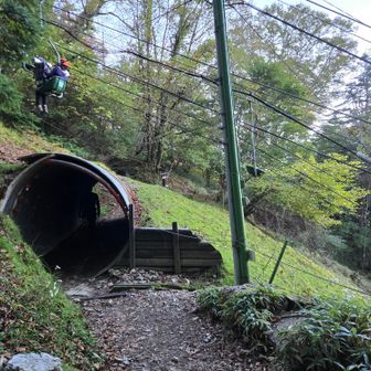 リフトの下をトンネルでくぐる