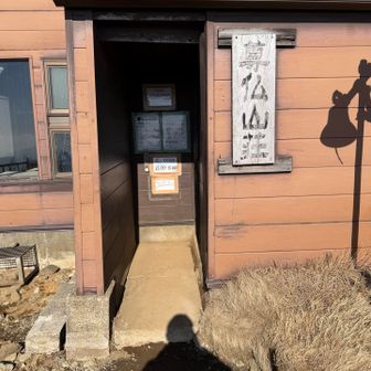 尊仏山荘。
ここは宿泊できるようです。
自分が蛭ヶ岳まで行く場合、バスで来てここで一泊してから挑むのもありかと思いました。