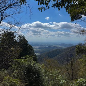 陸の松島シリーズ

あちらに浮いてる小島は

岩舟山、三毳山です

5~6分、自称ベテランハイカーさんの武勇伝を聞いて下山