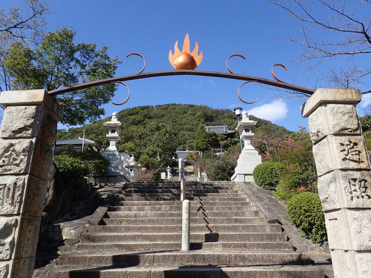 参道と甲山