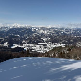 裏手の展望地からは朝日連峰の眺め良い
そういや白鷹町スキー場から白鷹山ルートも登ってみようと思ってたの忘れてた、天気微妙な時に行くとラッセルトレーニングになるだろうか🏃‍♂️
