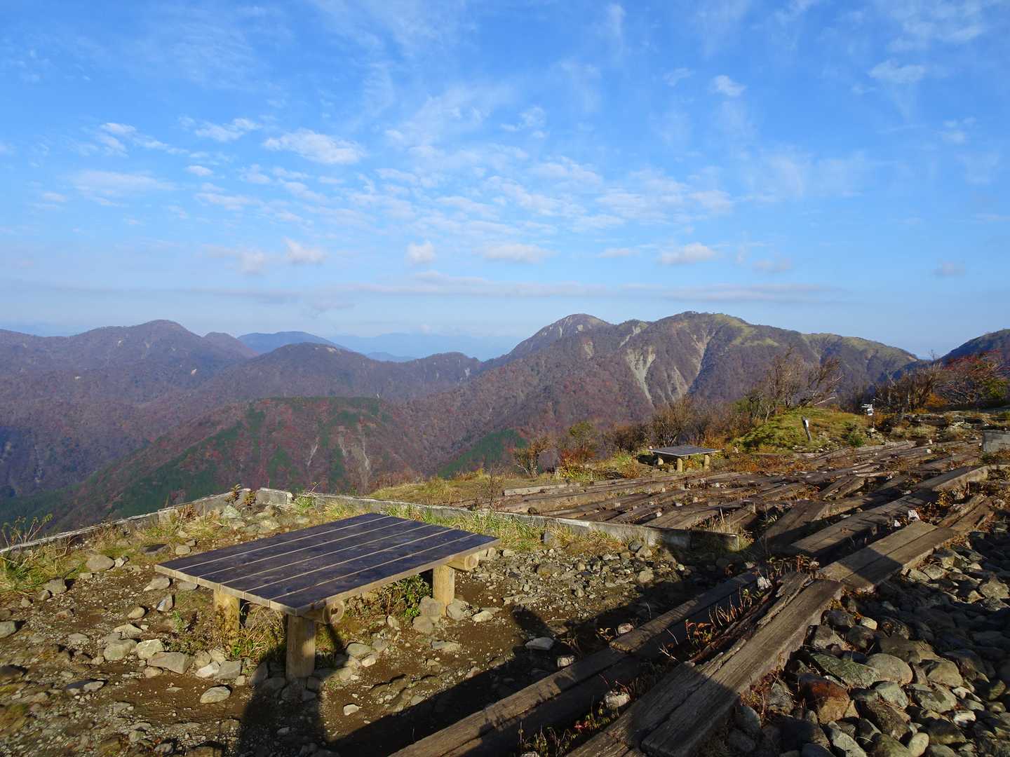 歩いてきた丹沢山方面の稜線