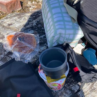 カップ麵とアンパン、いつもと同じ。
お腹空いてバーナーで湯を沸かしなおす時間待てず、山専ボトルからそのまま湯を入れたら出来上がりまで時間かかった、湯を入れたの4時半くらいだったからなあ。