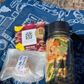 麓で買ったドリップコーヒー☕️と
本日持参したのは、
⚫︎野菜チップス & 紅葉🍁あられ
⚫︎【慶希処 みおや】
蜜芋くるみのパウンドケーキ
これ大〜〜好き❤😋ご褒美系です。