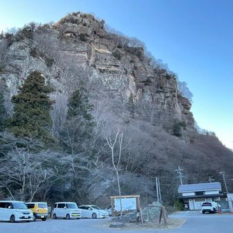 駐車場の向こうに巨大な岩山。
初っ端から凄い上りになるのかぁ〜と思っていたが布引観音への参道なのでとても整備されていました。