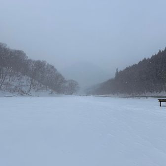 大沼より。正面にうっすらと新湯富士