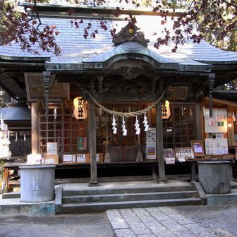 🙏羽黒山神社拝殿　新年らしく真新しい“しめ飾り”