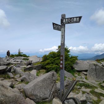 岩を登りきると中山展望台