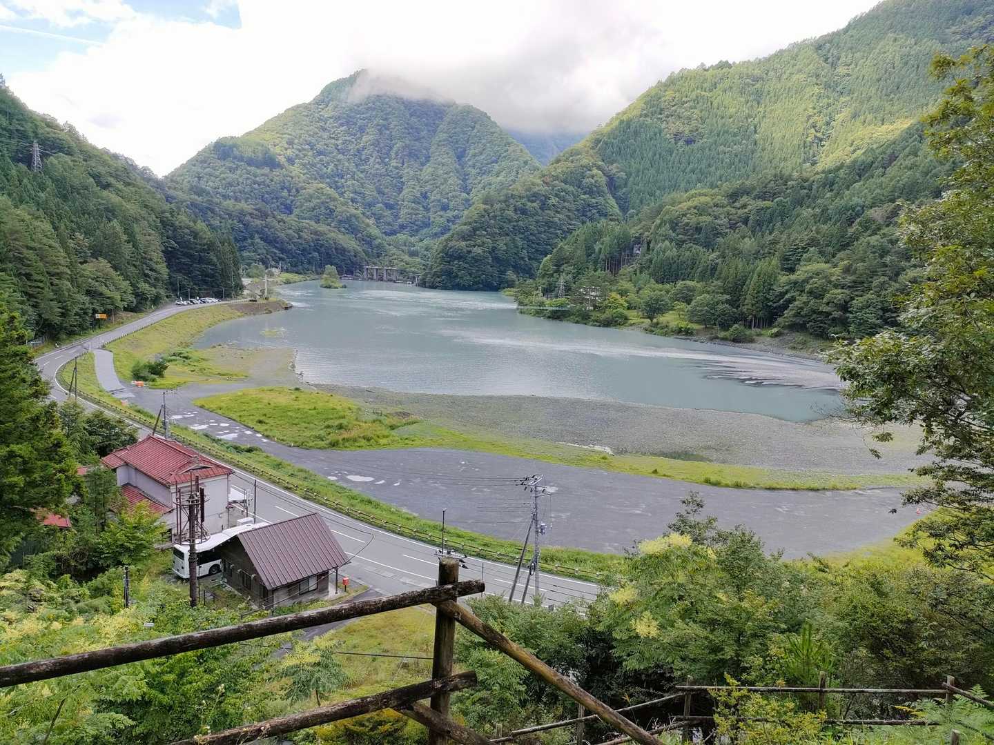 奈良田地区の景色。温泉、気持ちよかったです☺️このあと、YAMAPの停止を忘れていて、バスでかなり走ってから気づいて止めました…