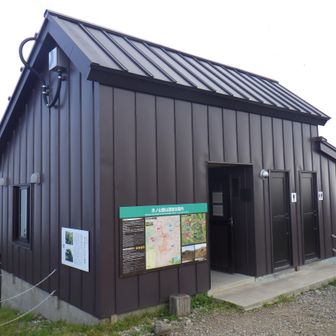 とてもきれいなトイレがあります。休憩所も付いていて、ここでも泊まれそうです（ただし中は火気厳禁）。