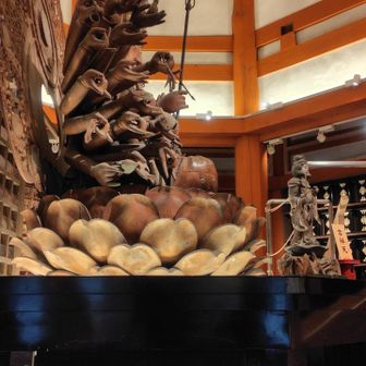 ご本尊様を横から失礼して🙏。
向こうには吉祥天女様。

境内の至る所に配置されているたくさんの仏様との出会いも楽しい😊。
推し仏様探しがオススメ🎵。