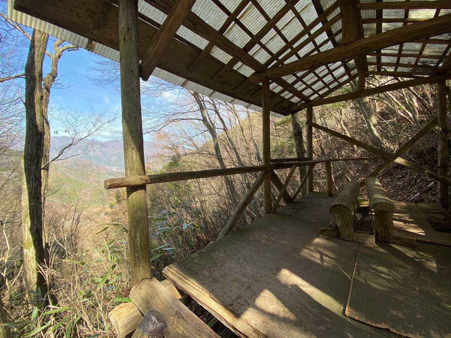 網掛峠の休憩所
古代東山道で繋がる神坂峠が望めます
富士見台〜南沢山も👀