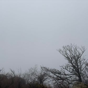 女体山山頂より
風強かった🌪️