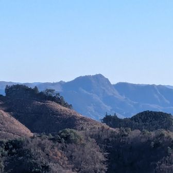 山頂広場から見える男体山方面です📷
尺丈山の山頂と山頂広場に景色を合わせると360°の展望できます✨