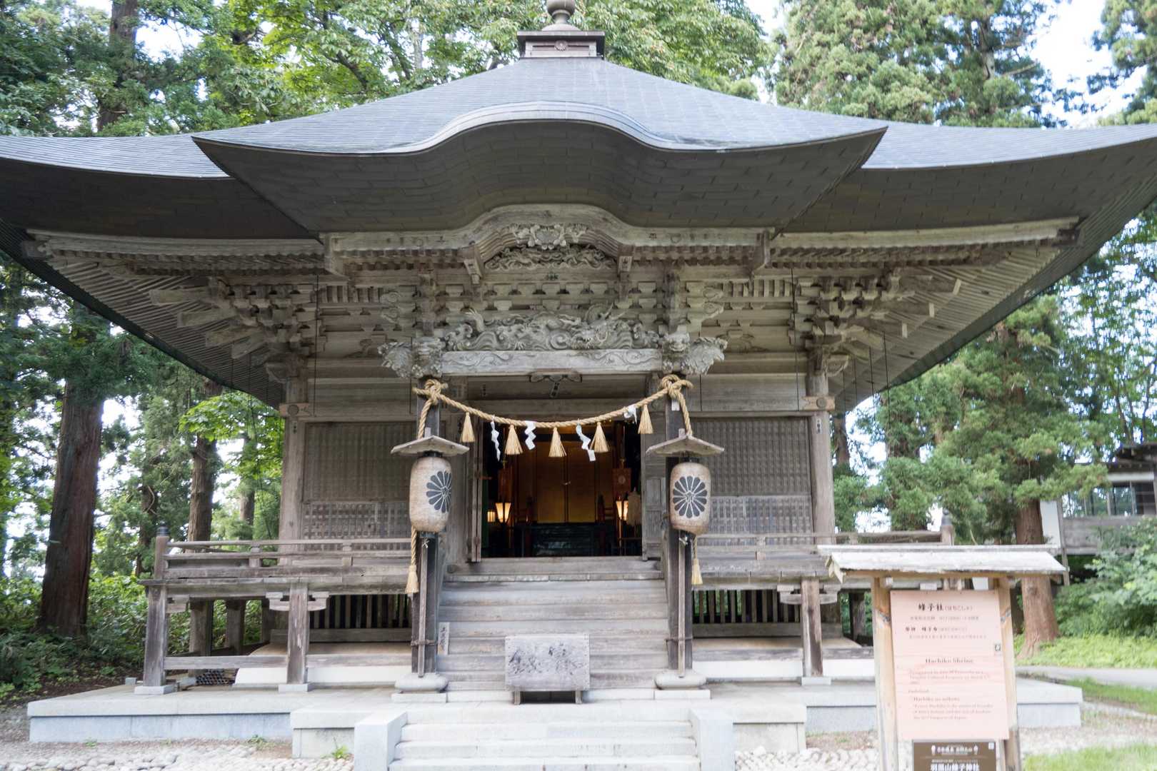 蜂子社

頂上には大きな社殿がいくつもある。
