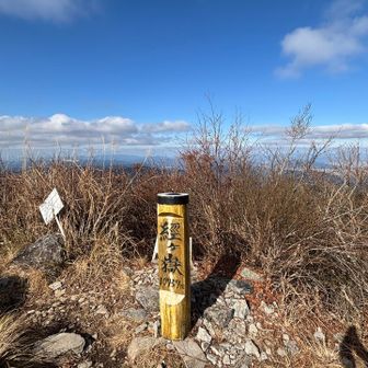 経ヶ岳山頂。タワラギ山の方をカットしたから楽なはずなのになんかめっちゃ疲れた。