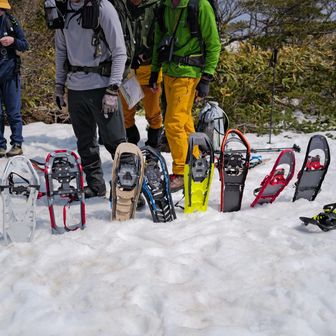 スノーシュー解説☃️右に行けば行くほど山岳登坂に強いモデルとのこと💪