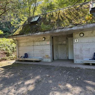 キャンプ場のトイレ。ここで一息入れます。
ここを左手に曲がって女体山を目指します。