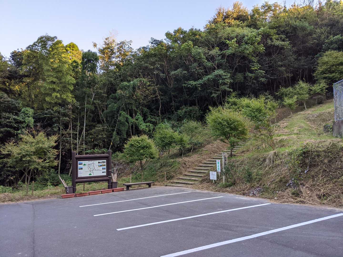 駐車場🅿に着きました。
整備された登山道、眺望も良くて気持ち良いコースでした。
来て良かったです✌️🎶✨

平日の遅い時間帯で何方とも会いませんでした
