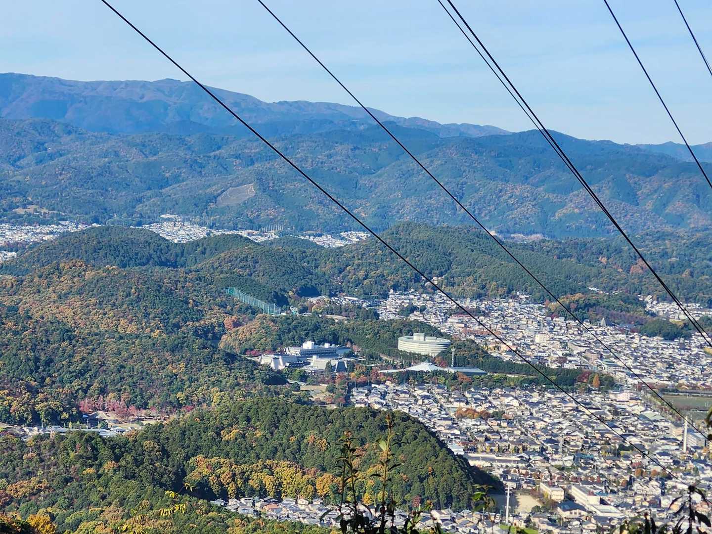 ケーブルの下に京都の町が見える