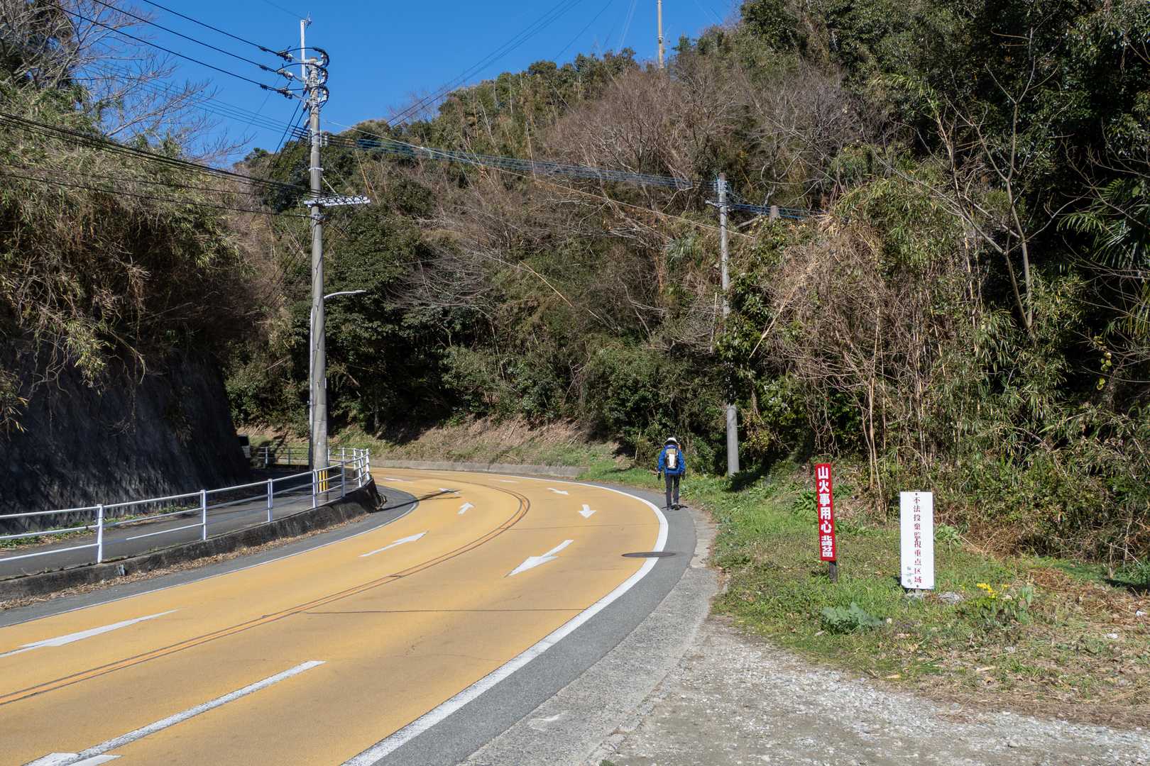 写真右手前の道路沿いの駐車場から登山口へ

登山口までは歩道がない狭い路肩を歩かないといけません
交通量が意外と多くてカーブで見通しもきかないので要注意