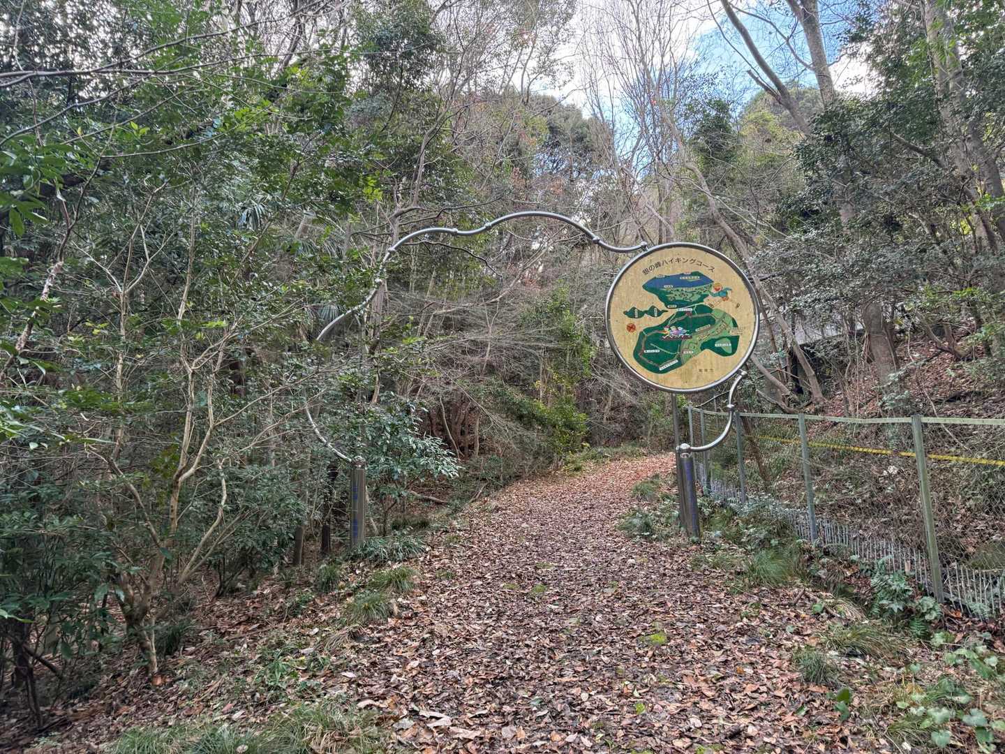 JR山中渓駅からしばらく歩いてここが雲山峰の登山口でなのか立派なゲートがあります
雲山峰だから雲の形なんでしょうか…