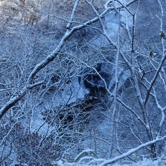 ずっとの階段道を下ると滝が見えて来た。