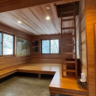 ストーブ小屋前の新しい休憩小屋🆕
開けた瞬間パッとサイデリアの如く灯りが点いた💡

あと、トイレが綺麗で便座も温もりがあって、Siriの様にオヤジの尻に優しかった🤣