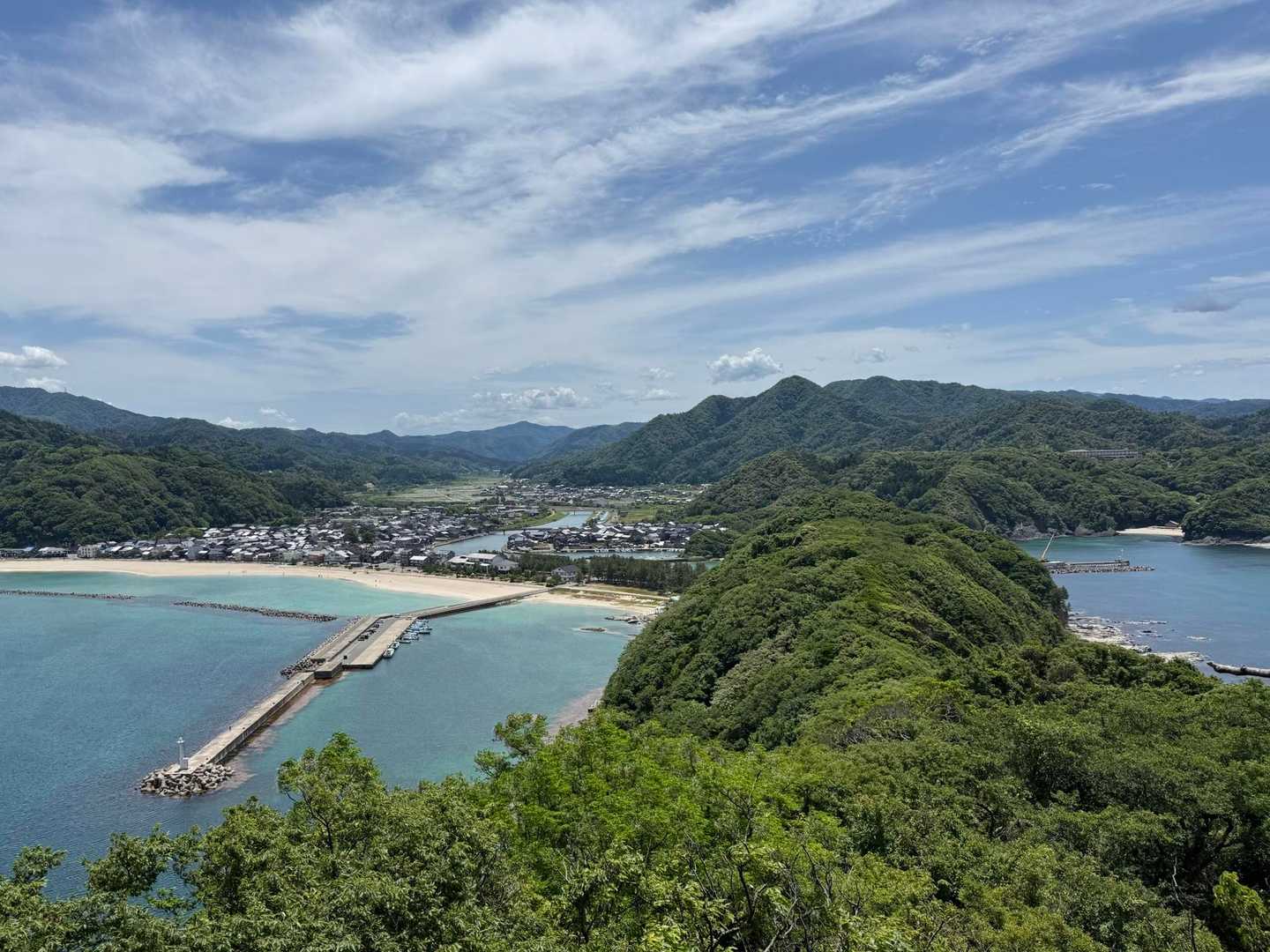 ネコのお尻から眺めるしっぽ  と
但馬の子 御用達の竹野浜ビーチ

私達が子供の頃は汚いと評判でしたが 浜も海も驚くほど綺麗になっています